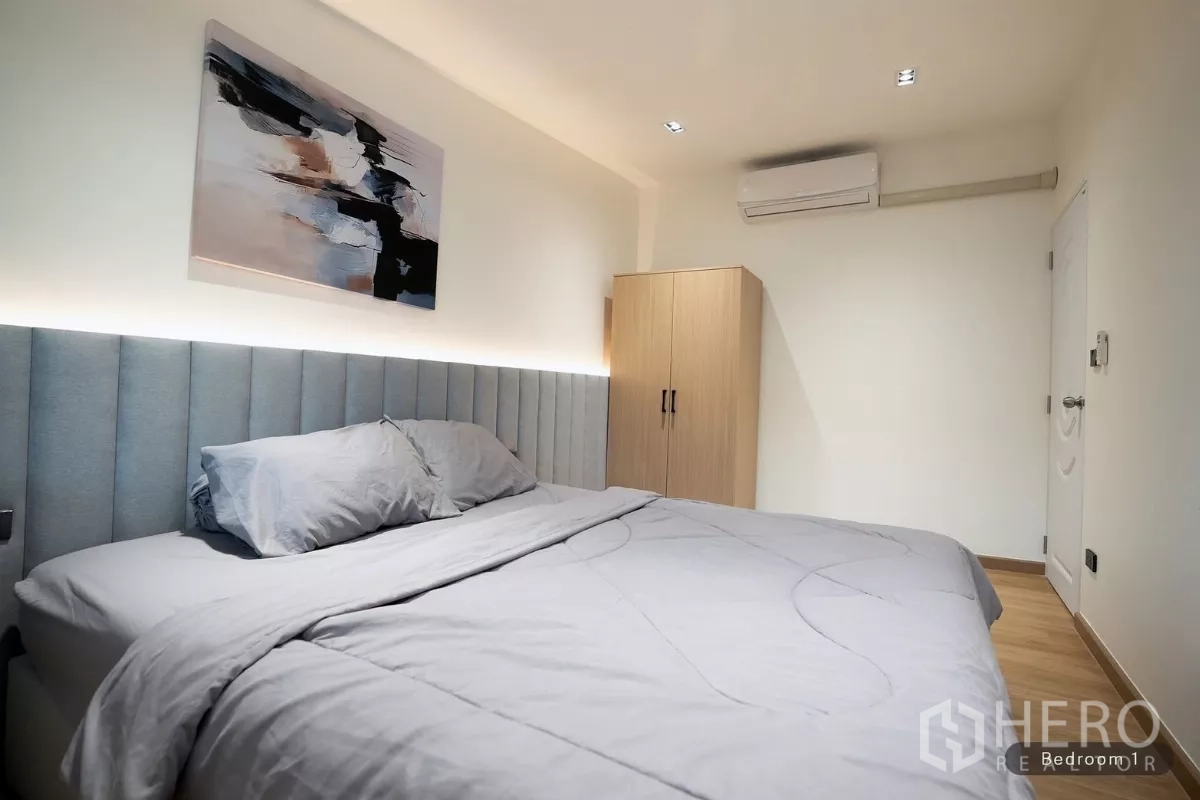 联排别墅 出租在Huai Khwang, Bangkok - 卧室，灰色软包床、衣柜与空调。