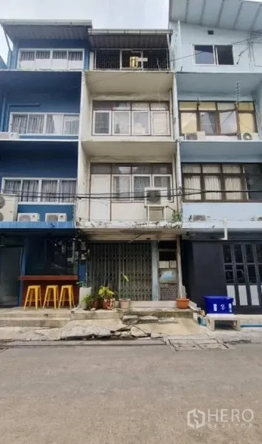 อาคารพาณิชย์ ขายในWatthana, Bangkok - มุมมองด้านหน้าอาคารพาณิชย์ในซอยเงียบ ใกล้ตึกข้างเคียง