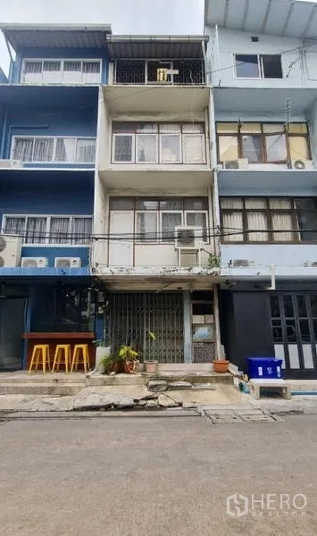 อาคารพาณิชย์ ขายในWatthana, Bangkok - มุมมองด้านหน้าอาคารพาณิชย์ในซอยเงียบ ใกล้ตึกข้างเคียง