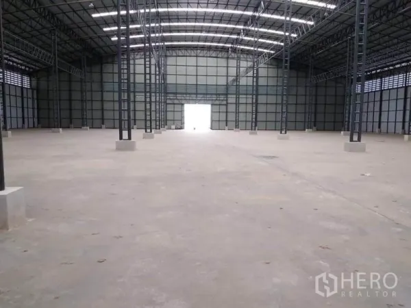 Factory for rent in Mueang Samut Prakan, Samut Prakan - Expansive factory interior with high steel truss roof, skylights and clear-span concrete floor.