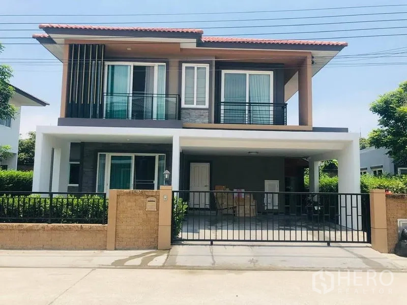 Detached House for sale in Suan Luang, Bangkok - Modern two-storey detached house with gated two-car carport in Suan Luang.