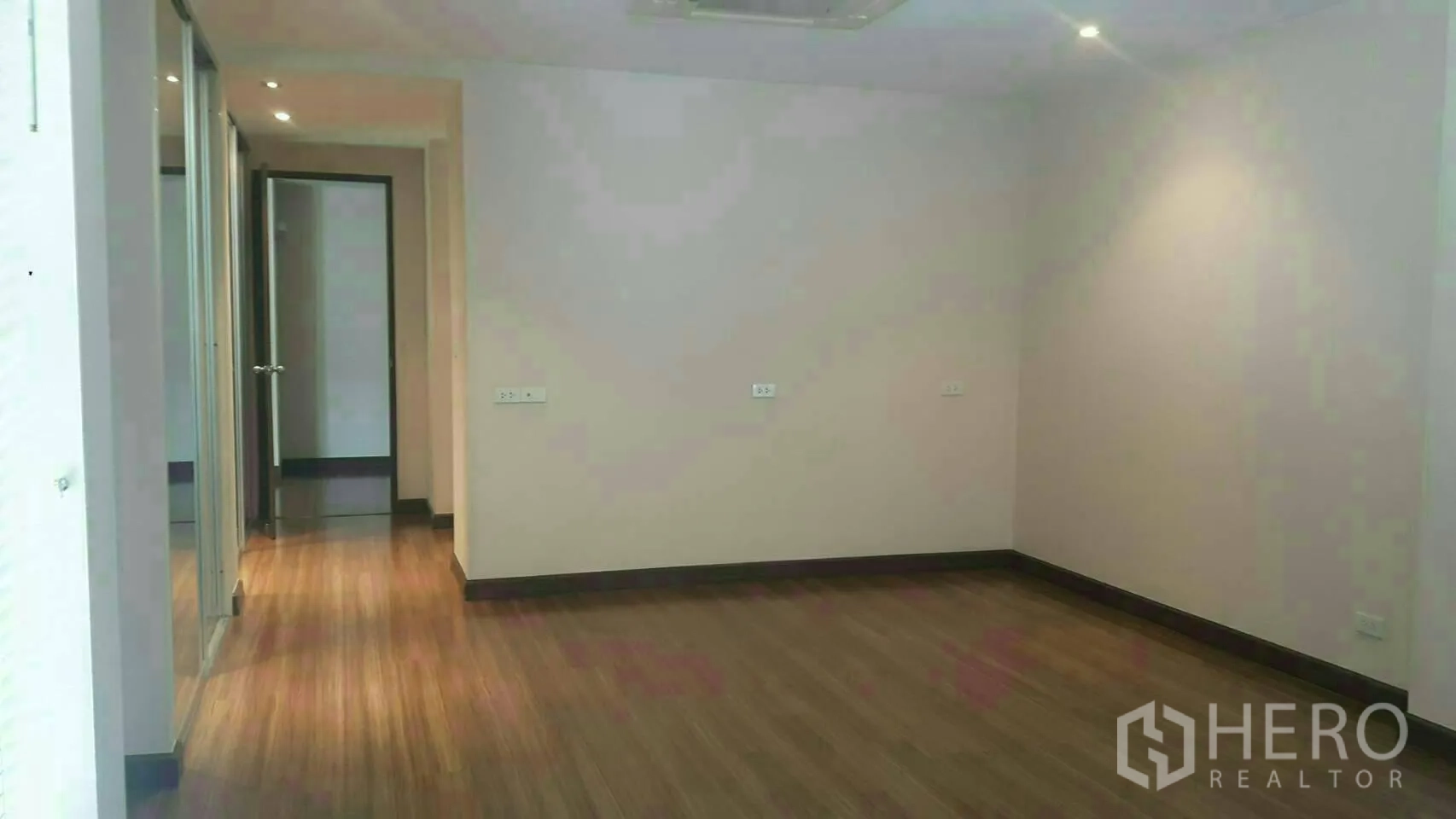 独立式住宅 出租或出售在Prawet, Bangkok - 宽敞卧室，木地板、筒灯照明并通往套间走廊