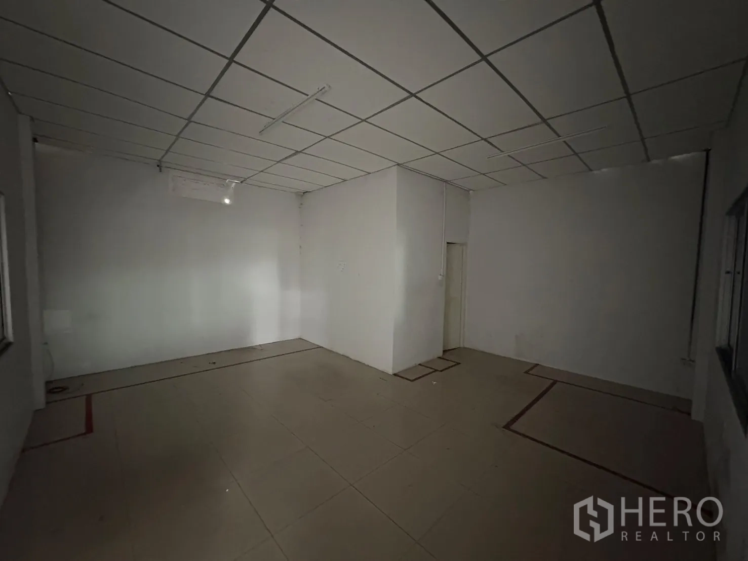 Warehouse for rent in Mueang Samut Prakan, Samut Prakan - Simple internal office room with tiled floor, drop ceiling and white walls.
