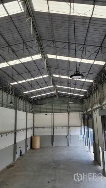 คลังสินค้า ให้เช่าในSaphan Sung, Bangkok - ภายในโกดังเพดานสูง โครงเหล็ก และหลังคาโปร่งแสง