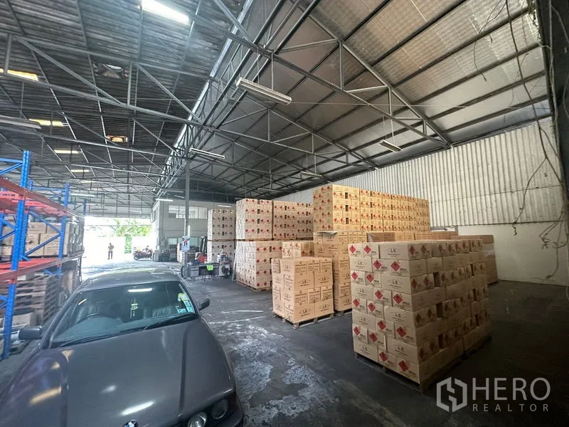 คลังสินค้า ให้เช่าในSuan Luang, Bangkok - พื้นที่เก็บกว้างวางกล่องสินค้าสูง พร้อมที่จอดรถภายใน