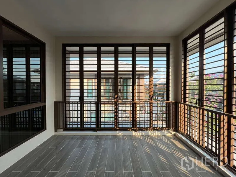 Detached House for rent in Bang Kapi, Bangkok - Enclosed upper balcony with wooden louvered windows and tiled floor.