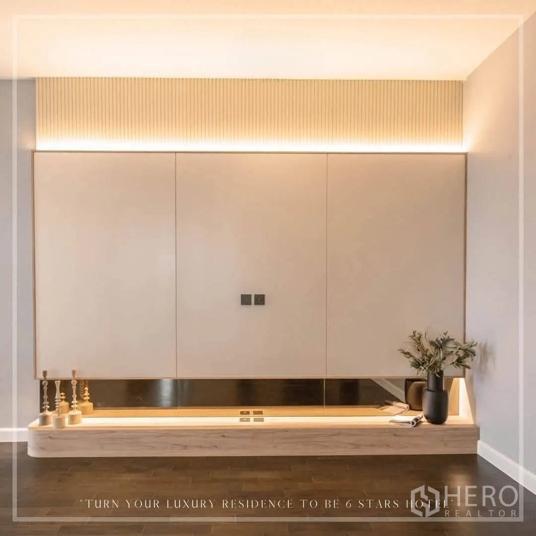 บ้านเดี่ยว for rent or sale in Suan Luang, Bangkok - ผนังตกแต่งมินิมอลพร้อมตู้บิวต์อินและไฟซ่อน