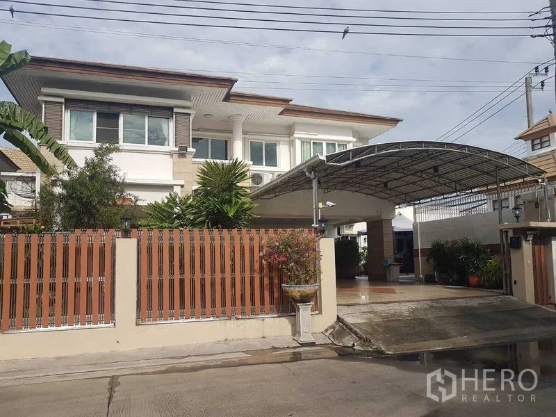 บ้าน ขายในSuan Luang, Bangkok - ด้านหน้าบ้านเดี่ยวสองชั้น รั้วไม้และโรงจอดรถขนาดใหญ่