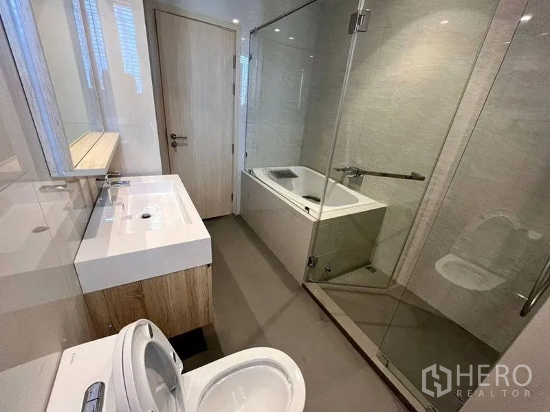 公寓 出租或出售在Watthana, Bangkok - 浴室配独立玻璃淋浴间与浸泡浴缸