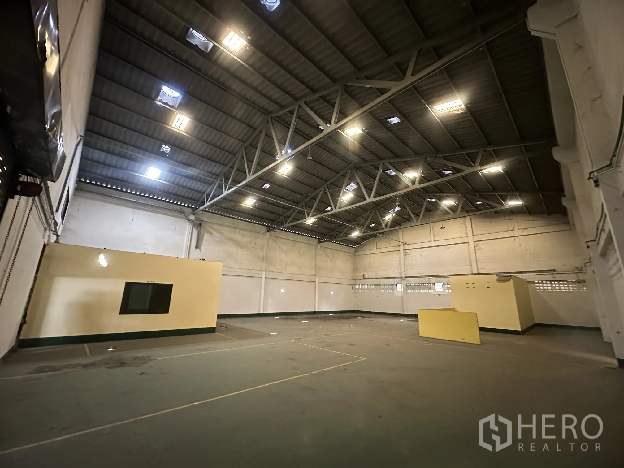 Factory for rent in Lat Lum Kaeo, Pathum Thani - Spacious production hall with high steel truss ceiling, skylight panels, and partitioned rooms.