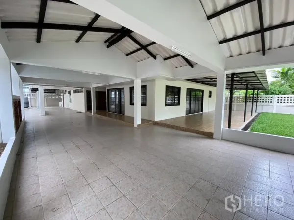 Detached House for rent in Suan Luang, Bangkok - Expansive covered patio and lawn area around the house.