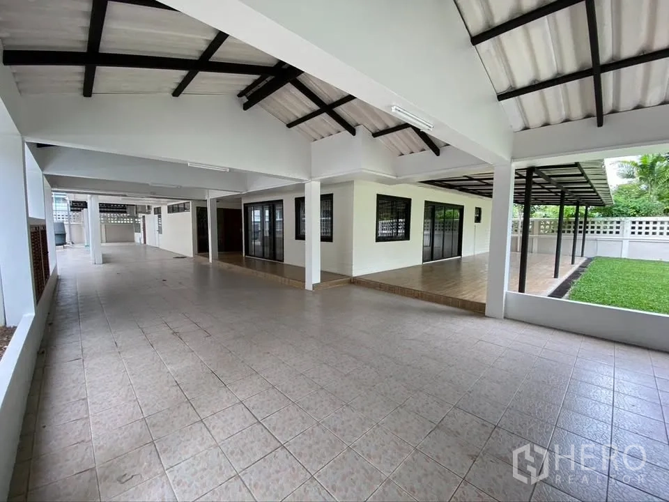 Detached House for rent in Suan Luang, Bangkok - Expansive covered patio and lawn area around the house.