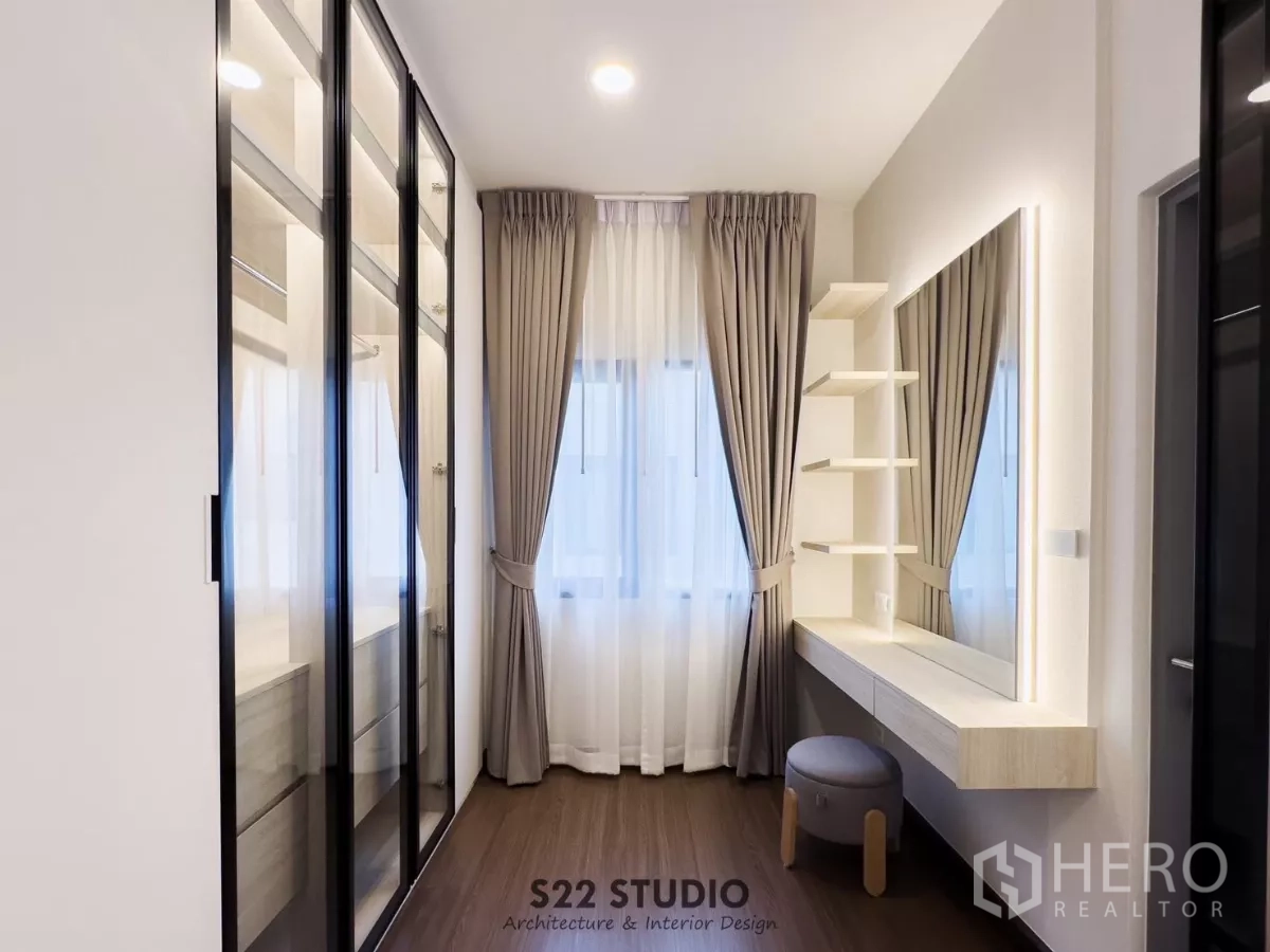 独立式住宅 出租在Bang Phli, Samut Prakan - 步入式衣帽间，镜面衣柜与带灯梳妆台