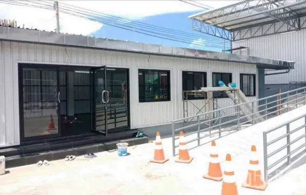 Warehouse for rent in Si Racha, Chon Buri - Attached office block with sliding glass doors and metal ramp outside the warehouse