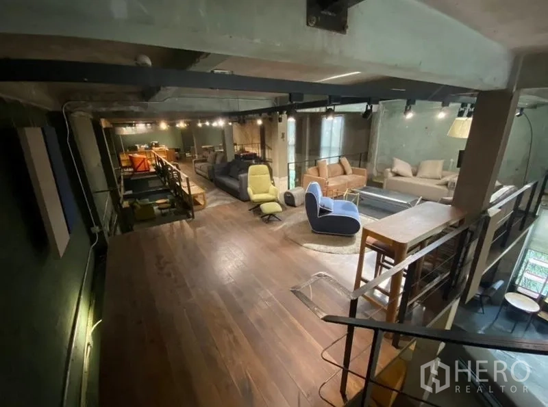 零售空间 出租在Bang Na, Bangkok - 上层木地板搭配现代休闲沙发