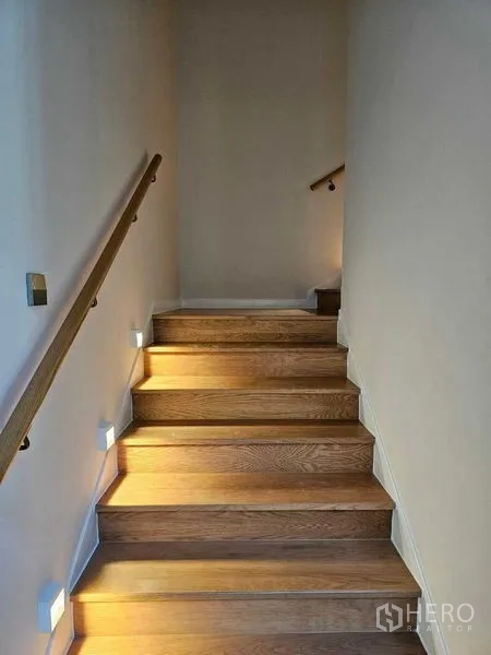 Detached House for rent in Wang Thonglang, Bangkok - Wooden staircase with step lights and handrail.
