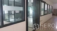 工厂 出售在Lam Luk Ka, Pathum Thani - 玻璃隔间的办公走廊，可俯视生产区。