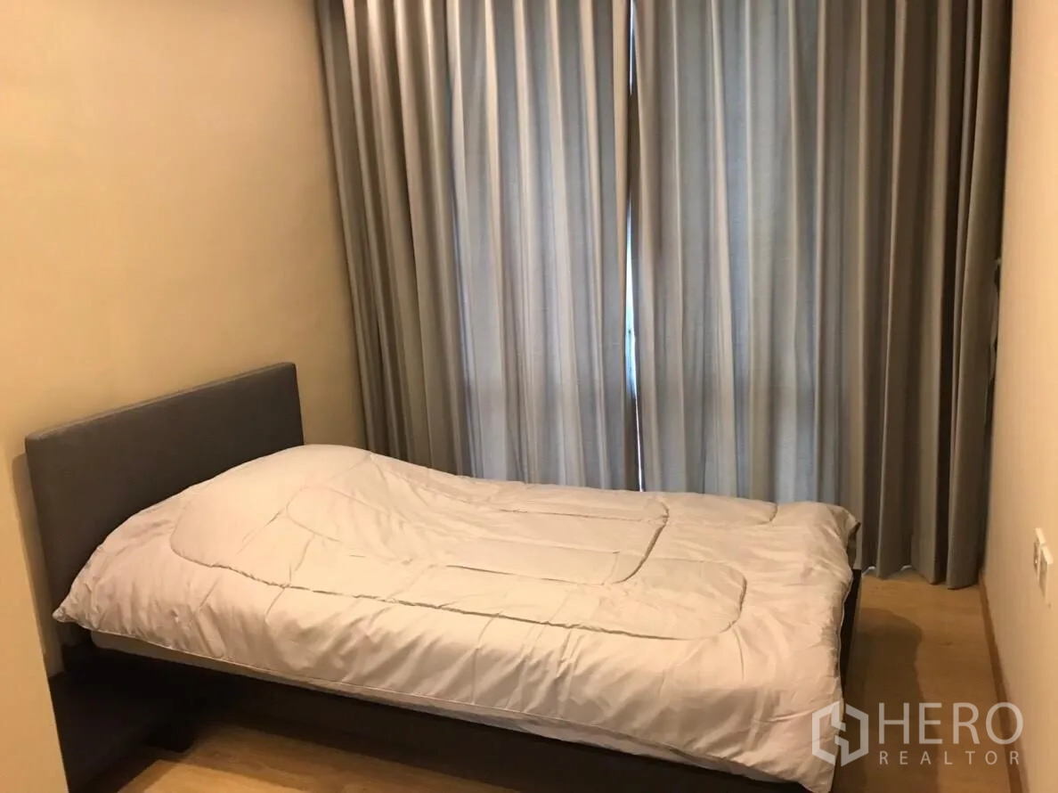 คอนโด ให้เช่าในWatthana, Bangkok - ห้องนอนที่สอง ขนาดกะทัดรัด เตียงเดี่ยวและผ้าม่านยาวจรดพื้น