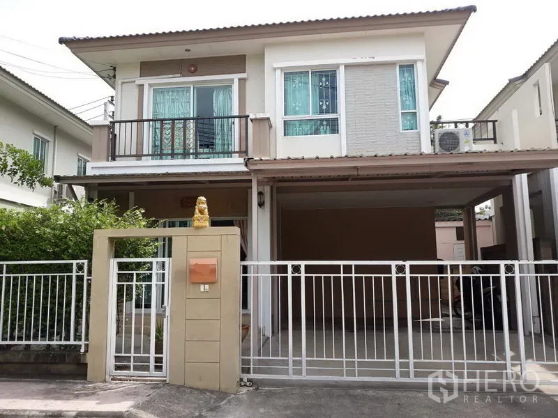 บ้าน ให้เช่าในSuan Luang, Bangkok - หน้าบ้านเดี่ยวสองชั้น พร้อมรั้วและที่จอดรถในร่ม เขตสวนหลวง กรุงเทพฯ