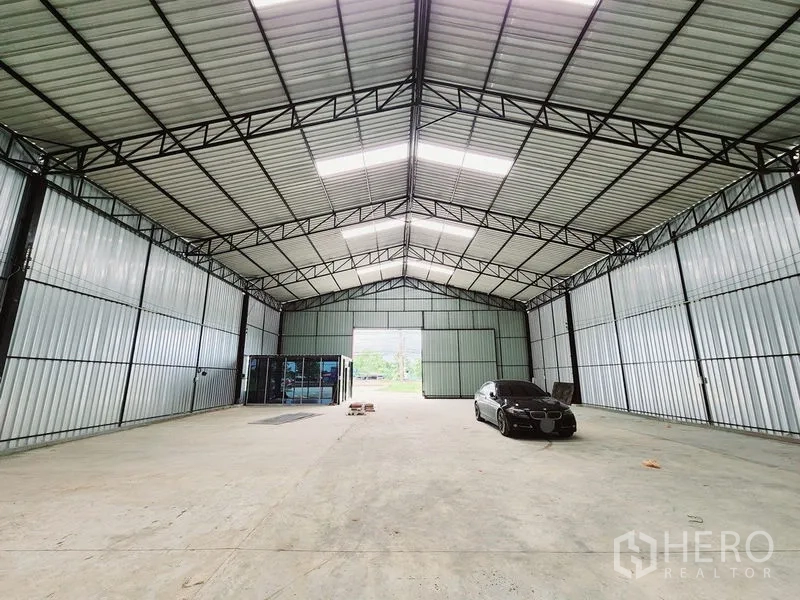 คลังสินค้า ให้เช่าในSam Phran, Nakhon Pathom - มุมมองลึกภายในโกดังพื้นโล่ง หลังคาทรงจั่วสูงและโครงเหล็ก