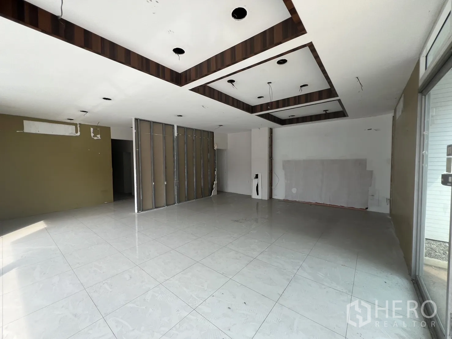 零售空间 出租在Khlong Toei, Bangkok - 开敞展厅，造型天花和落地玻璃。