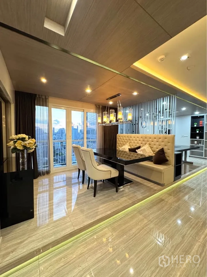 公寓 出租或出售在Khlong Toei, Bangkok - 面向城市景观阳台的用餐区，暮色下的现代吊灯。