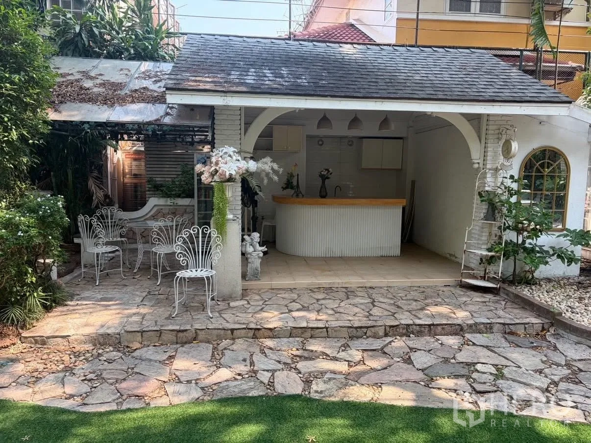 Detached House for rent in Phra Khanong, Bangkok - Covered outdoor pavilion with a counter and white metal chairs.