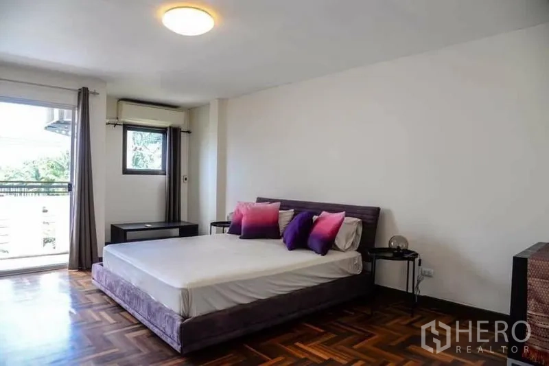 带办公室的家 出租在Min Buri, Bangkok - 第二卧室，拼花地板，推门通阳台，简约软装