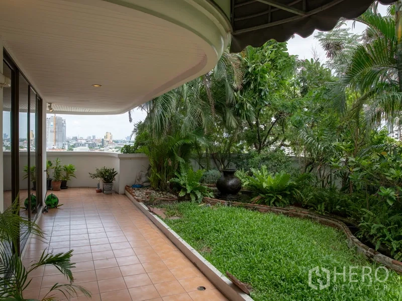 อพาร์ทเมนท์ for rent in Khlong Toei, Bangkok - เฉลียงกว้างติดสนามหญ้าและสวนส่วนตัว พร้อมทิวทัศน์เมือง.