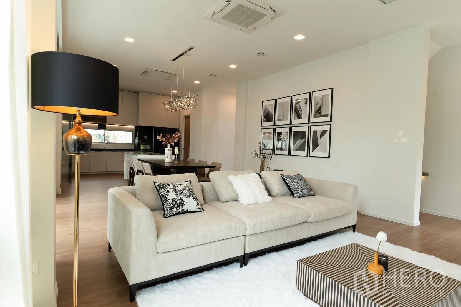บ้าน ให้เช่าในSaphan Sung, Bangkok - พื้นที่นั่งเล่นและรับประทานอาหารแบบโอเพ่น พร้อมครัวและโคมไฟสวย