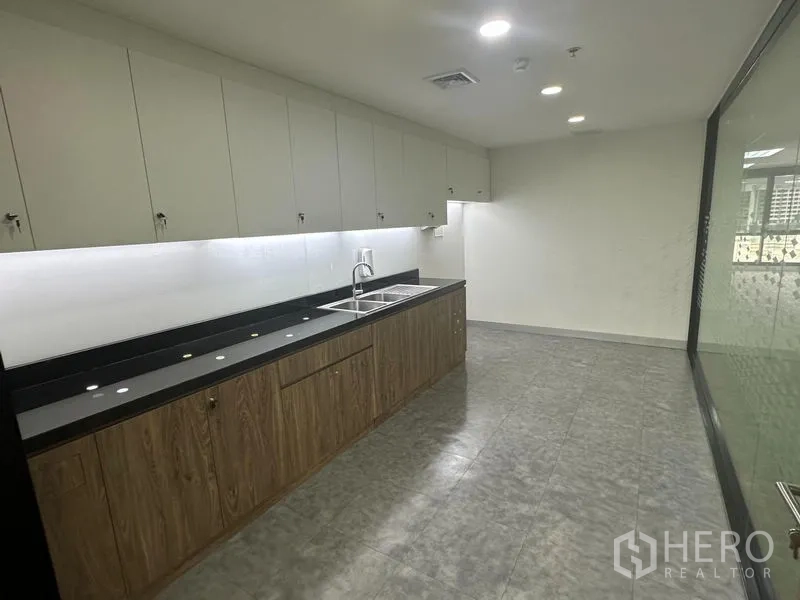 办公空间 出租在Khlong Toei, Bangkok - 办公室茶水间，长台面与水槽，上下柜与灯带。