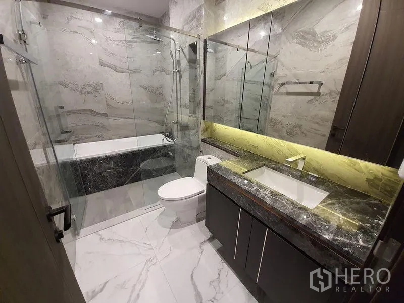 公寓 出租在Watthana, Bangkok - 大理石卫浴，玻璃淋浴隔断、浴缸与长台面洗手台