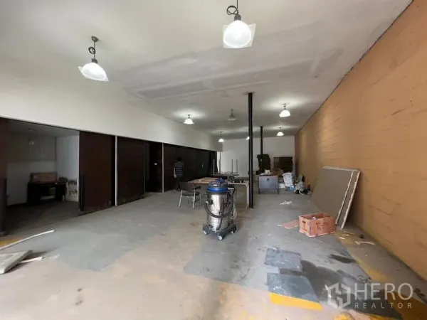 คลังสินค้า ให้เช่าในSuan Luang, Bangkok - ช่องโกดังยาวติดโคมไฟหลายจุด มีห้องกั้นด้านข้าง และทางเดินสำหรับโหลดสินค้า