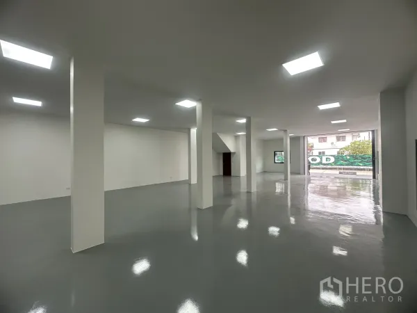 货栈 出售在Khlong Luang, Pathum Thani - 开放式仓储区，亮面环氧地坪，卷闸门通向装卸前院。