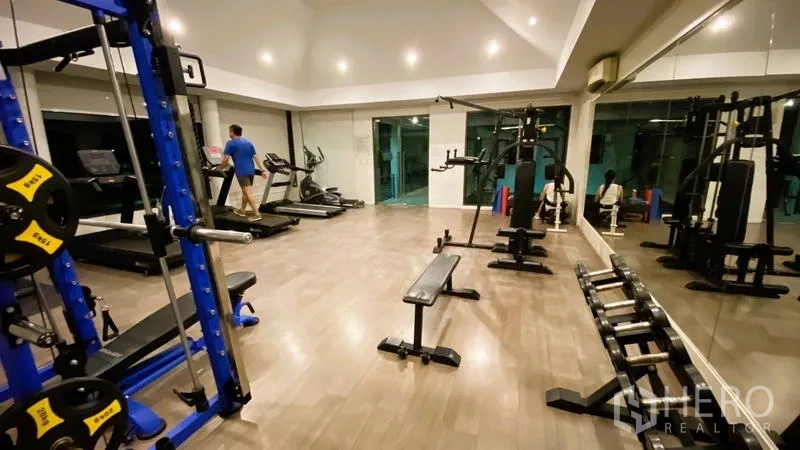 Detached House for rent in Bang Kapi, Bangkok - Fitness room with cardio machines, weight racks and mirrors.