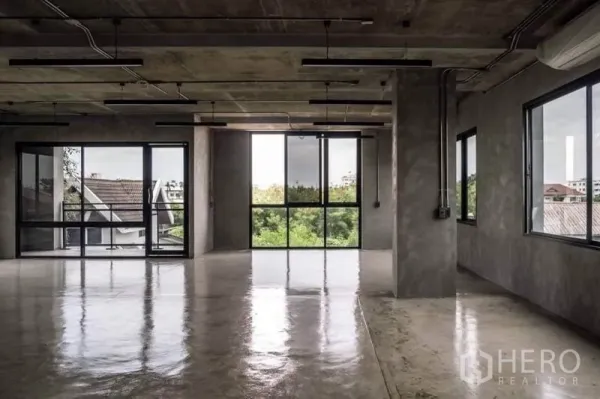家庭办公室 for rent or sale in Lak Si, Bangkok - 开放式工业风办公室，抛光混凝土地面、外露天花，大窗俯瞰绿景。