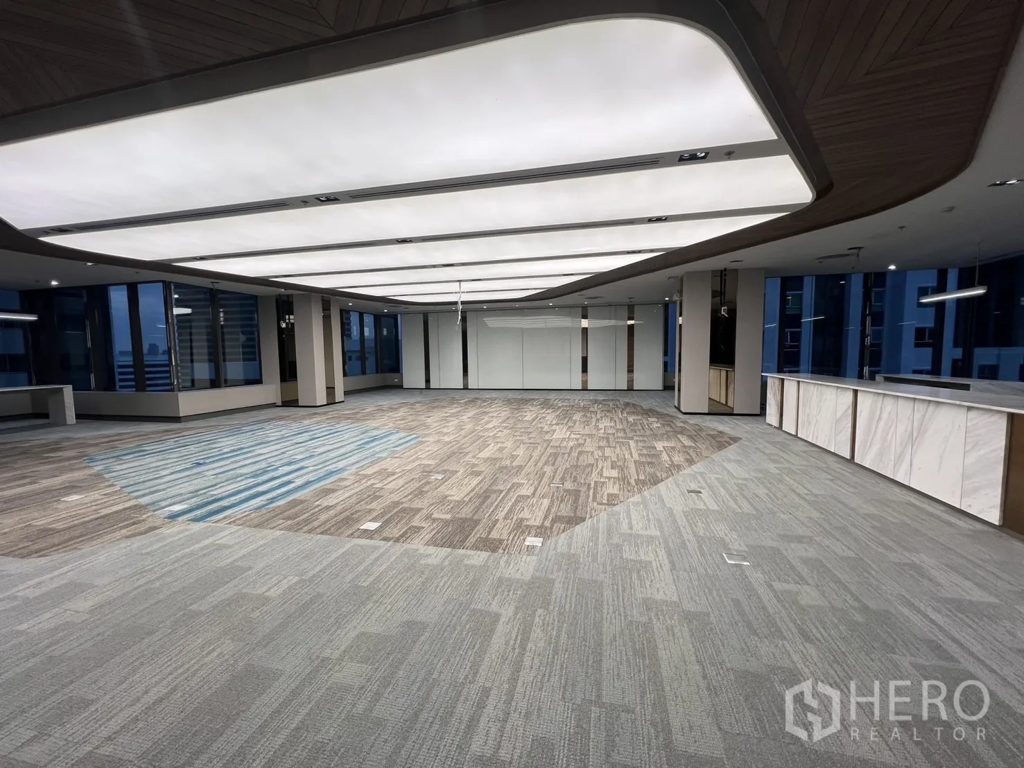 สำนักงาน ให้เช่าในHuai Khwang, Bangkok - พื้นที่สำนักงานเปิดโล่งกว้าง เพดานไฟดีไซน์ พรมกระเบื้อง และหน้าต่างรอบด้าน