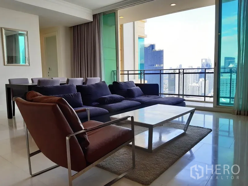 公寓 出租在Watthana, Bangkok - 采光充足的起居室，茶几与阳台，可俯瞰曼谷天际线。