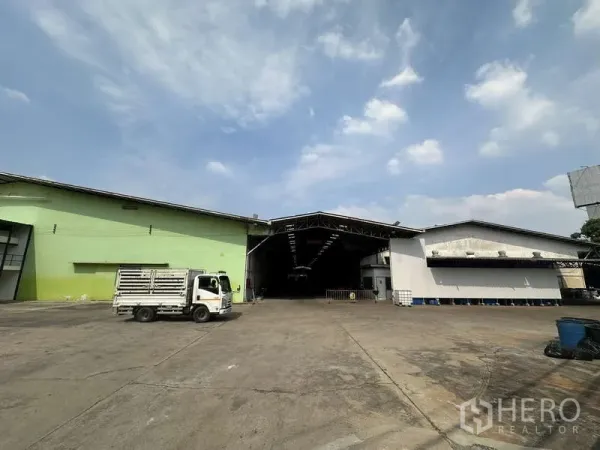 คลังสินค้า ให้เช่าในPak Kret, Nonthaburi - มุมหน้าโกดังสองฝั่ง พร้อมถนนทางเข้าและกันสาดโหลด ใต้ท้องฟ้าโปร่ง
