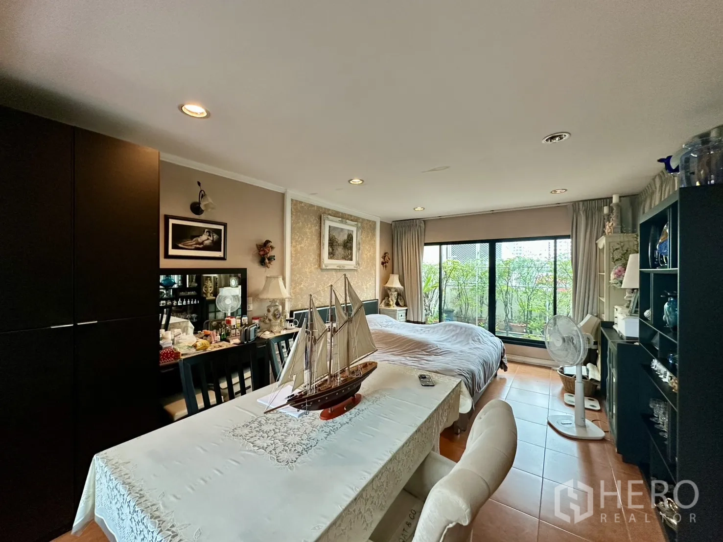 ตึกแถว for sale in Watthana, Bangkok - ห้องนอนผสมพื้นที่ทำงานพร้อมตู้เสื้อผ้าและโต๊ะยาว.