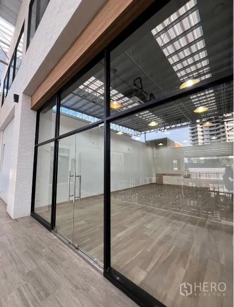 零售空间 出租 - 现代玻璃店面，双扇玻璃门与黑色边框，面向人流可见度高。