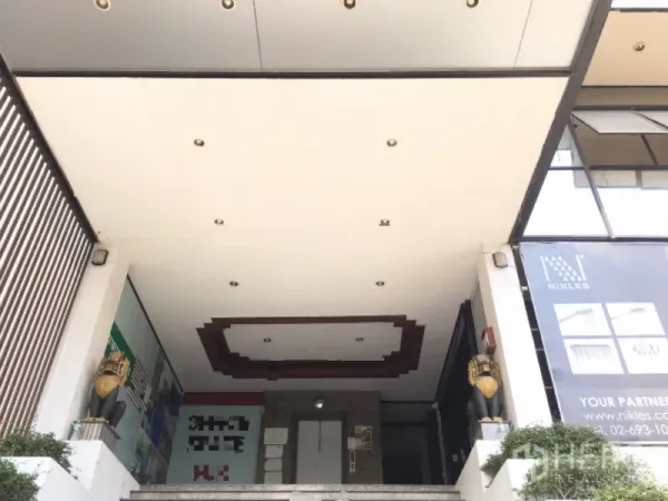 สำนักงานที่บ้าน ให้เช่าในHuai Khwang, Bangkok - ทางเข้าอาคารมีหลังคาพร้อมไฟดาวน์ไลท์และบันไดสู่ล็อบบี้ลิฟต์.