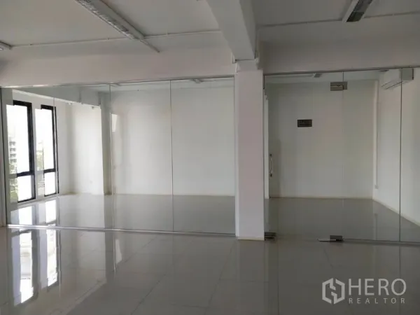 办公空间 出租在Bang Na, Bangkok - 空置办公区，玻璃隔间与亮面地砖。