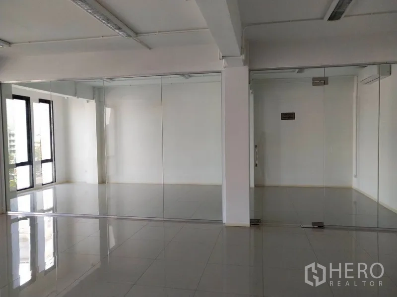 办公空间 出租在Bang Na, Bangkok - 空置办公区，玻璃隔间与亮面地砖。