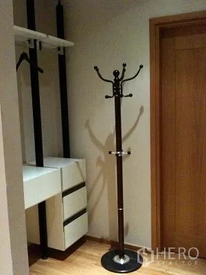 Condominium for rent or sale in Khlong Toei, Bangkok - Walk-in closet with open hanging rails, drawers, and a standing coat rack.