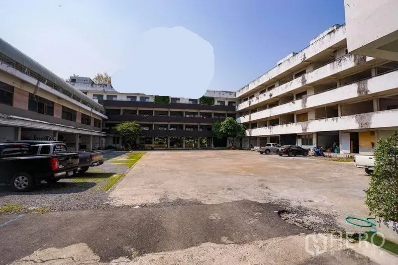 Retail Space for rent in Watthana, Bangkok - Low-rise commercial complex with a wide central courtyard and surface parking in Watthana.