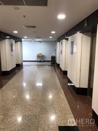 Office Space for rent in Khlong Toei, Bangkok - Elevator lobby with multiple lifts and polished granite flooring.