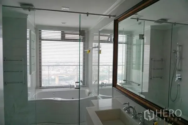 คอนโด ให้เช่าในBang Kho Laem, Bangkok - ห้องน้ำหรูพร้อมฉากกั้นกระจก อ่างอาบน้ำริมหน้าต่าง และกระจกบานใหญ่