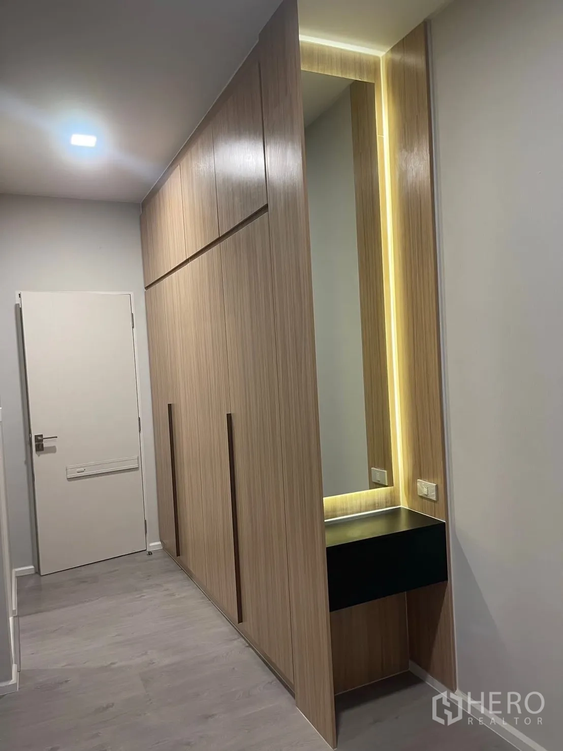 独栋房屋 for rent in Prawet, Bangkok - 走廊衣柜结合带灯梳妆台。