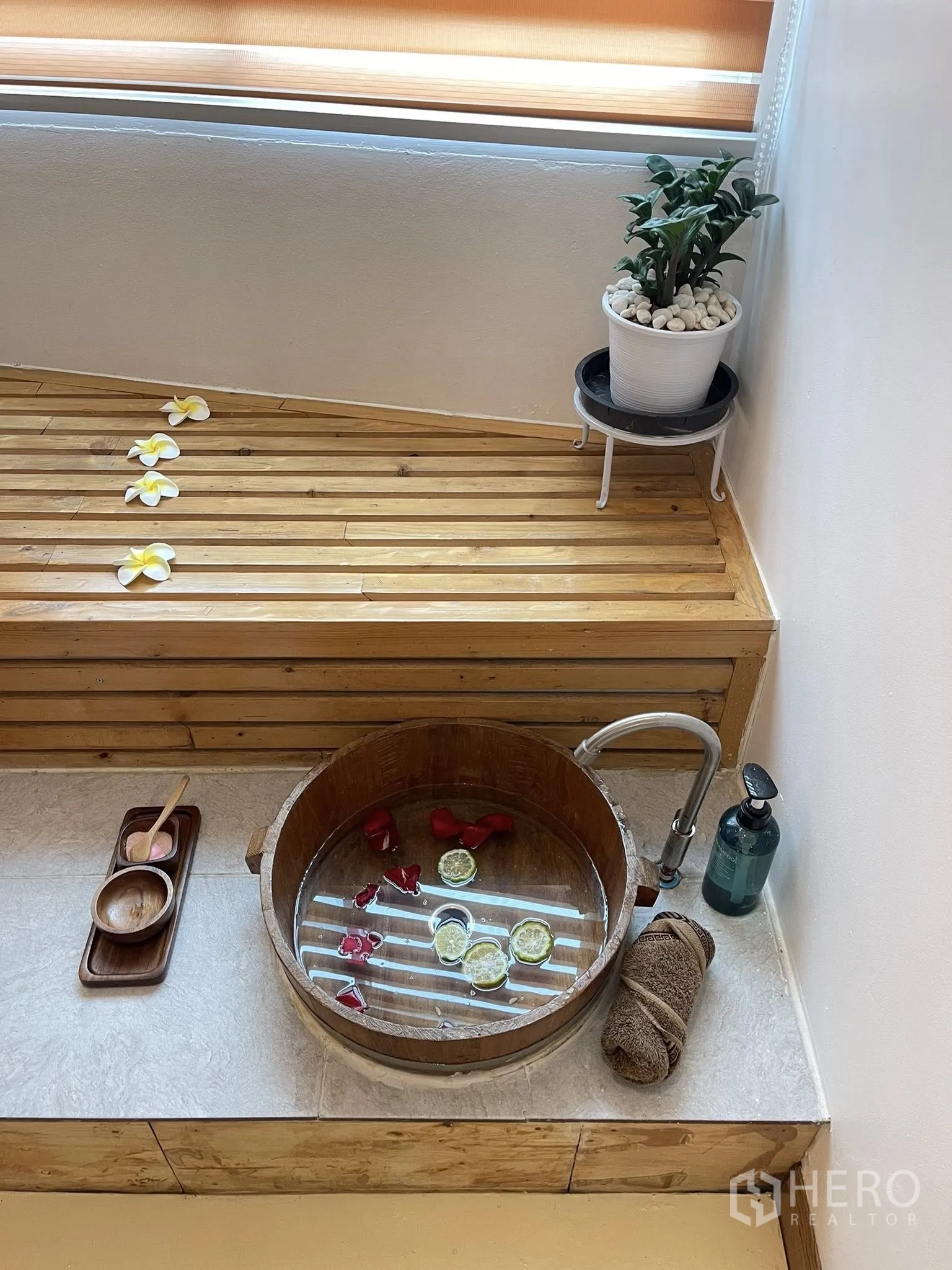零售空间 for rent in Lat Phrao, Bangkok - 木质足浴盆与水龙头，旁有托盘和盆栽。